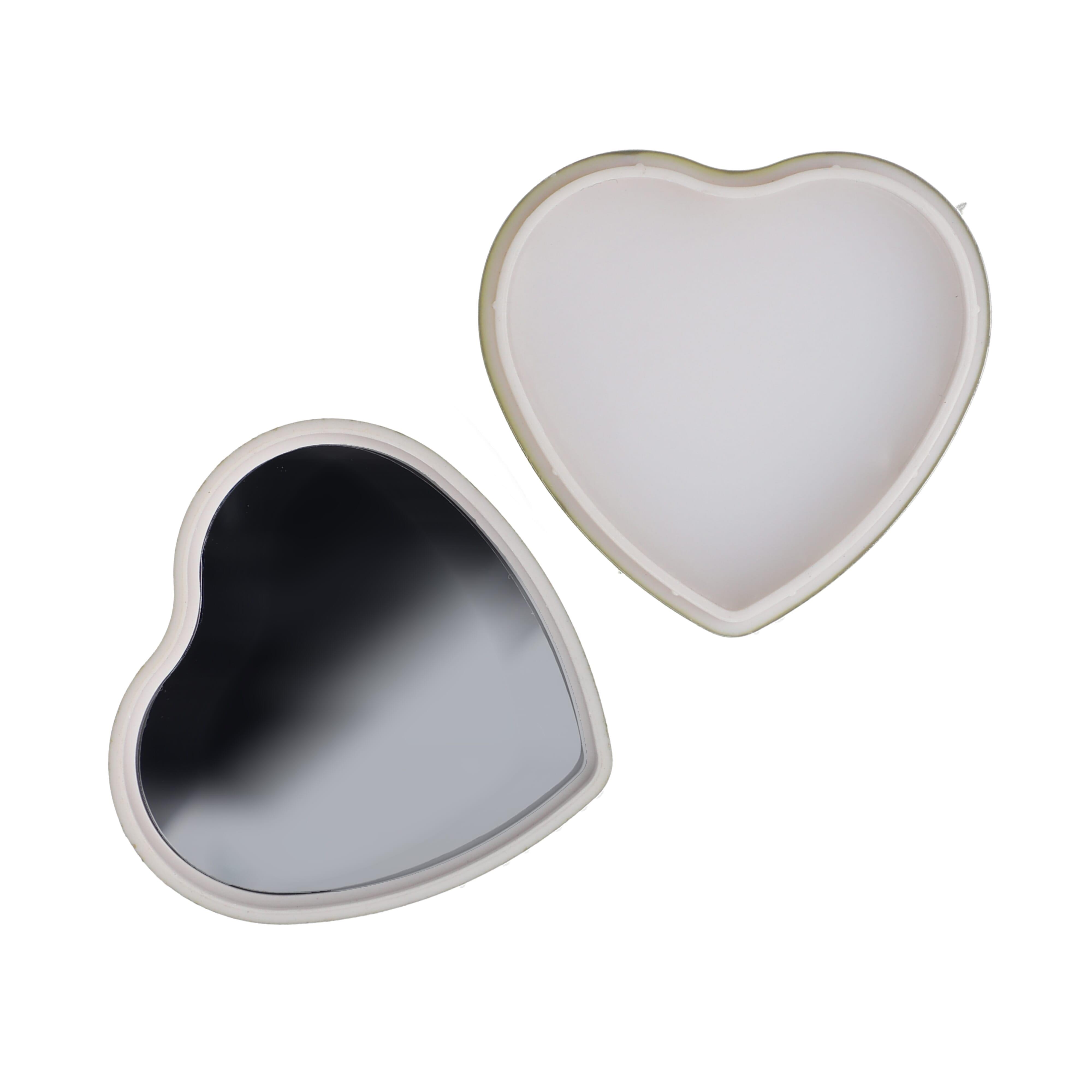 Lippenbalsam  in Flacher metallischer Herzformdose